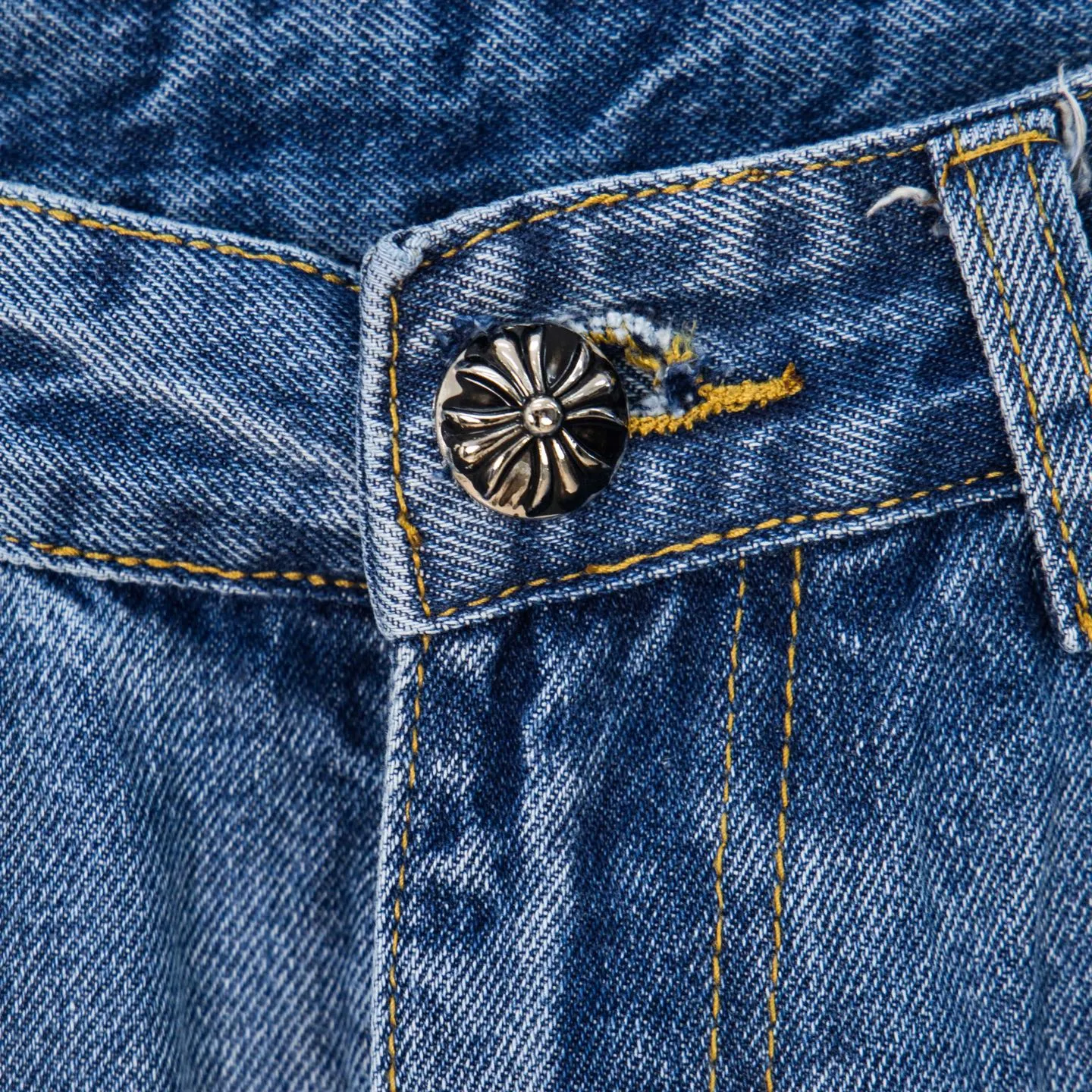 P260 Chrome Hearts light blue pants, Sanskrit yellow and white patchwork leather jeans. CH jeans need to be washed before being dismantled and then hand-stitched with sheepskin cross leather and then spliced ​​together. The whole piece has too many craftsmanship to explain. The patchwork is decorated with cross flowers, and the high-waisted washed jeans! ! Absolutely high-end luxury products, god-level single products and super popular products, made with top heavy industry, a must-see magic weapon. Customized hardware. The fabric is thick and soft after washing. It has good breathability. Customized small leather label. Unique design. The details are simple and elegant, and the workmanship is exquisite. The entire trousers are neatly routed and the details are in place! It’s so cool that both men and women can easily control the genderless trend! Style number: 1804# Color: blue Size: 28 30 32 34